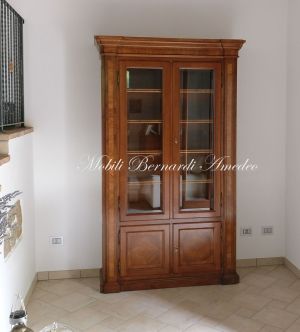 Libreria stile classico in noce massiccio intarsiata in olivo chiusa con ante a vetro